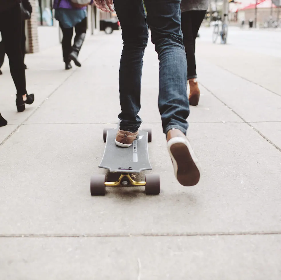 Mizzou student skateboarding to class